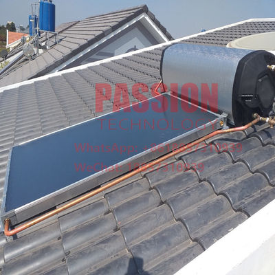 300L平らな版の太陽給湯装置は屋根の青いフラット パネルのソーラー コレクタを投げた